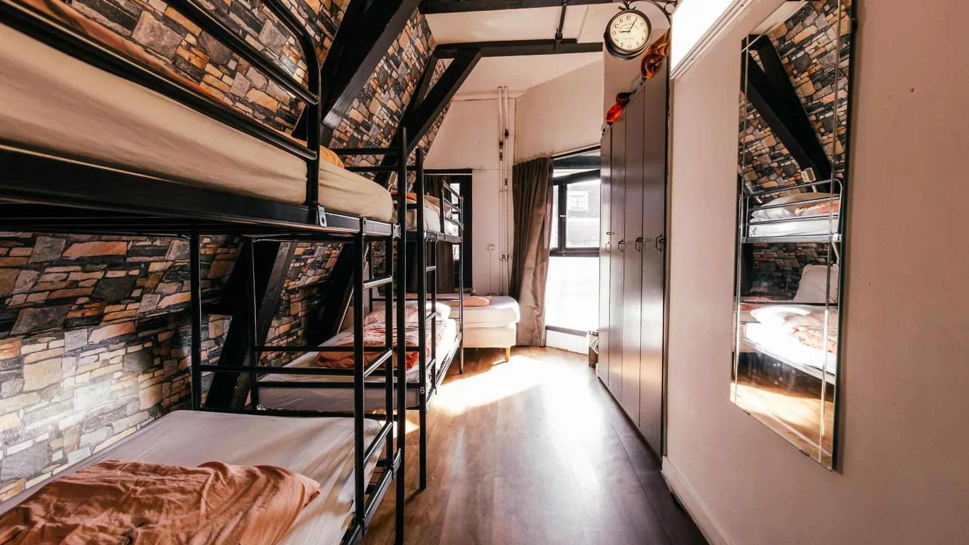 Amsterdam Downtown Hotel Canal View Хостел